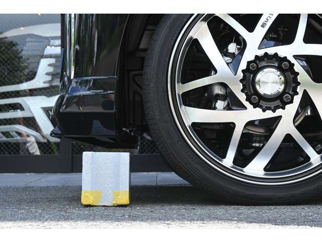 ■駐車もご安心を■当社販売車両は、一般的な車輪止めの高さ(13cm)以上のクリアランスを確保してます！(※一部車種・車高調装着車は除く)立駐のスロープも問題なく利用出来ますのでご安心を！