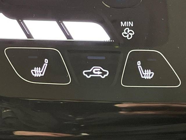 【シートヒーター】寒い日に重宝するシートヒーター！エアコンより早く温まってくれるので寒がりの人も安心ですね♪エアコンの温風は乾燥するから苦手、という方にもをおすすめです。
