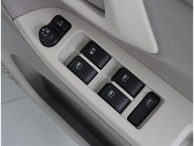 運転席ドアにはパワーウィンドウスイッチが集約され、ドアミラー調整スイッチも装備！1か所で簡単に操作が可能です！