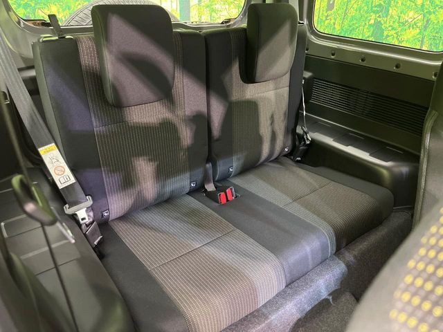 後部座席も気になるようなキズ・汚れやへたり等、大きなダメージはなく、良好な状態です。