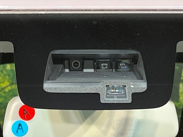 【スズキ　セーフティサポート】走行中に前方の車両等を認識し、衝突しそうな時は警報とブレーキで衝突回避と被害軽減をアシスト。より安全にドライブをお楽しみいただけます。