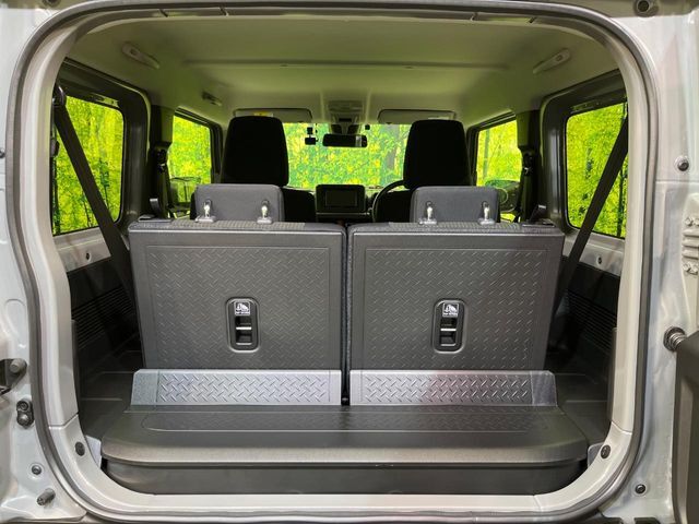 普段のお買い物や通勤、送迎等に十分な荷室スペースを確保しております。セカンドシートを倒すと、大きな荷物の積載も可能です♪