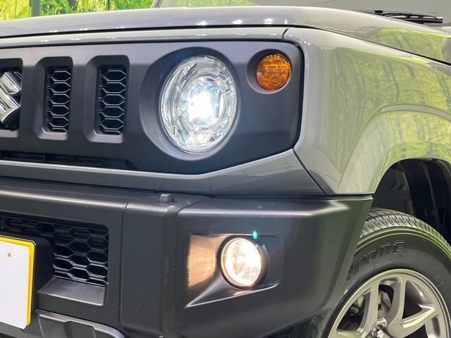 【LEDヘッドライト】悪天候や夜間走行時も良好な視界を確保し安心して運転できる高輝度LEDヘッドライトを装備！点灯速度が早く、消費電力も抑えられています。