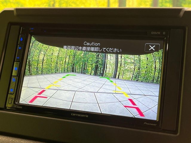 【バックカメラ】駐車時に後方がリアルタイム映像で確認できます。大型商業施設や立体駐車場での駐車時や、夜間のバック時に大活躍！運転スキルに関わらず、今や必須となった装備のひとつです！