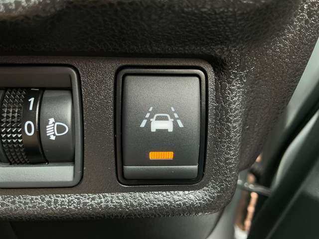 車線逸脱警報です。運転者が意図せずに走行車線から逸脱しそうな場合に警報によって注意を促してくれます。写真のスイッチで警報音をOFFにすることも可能です。