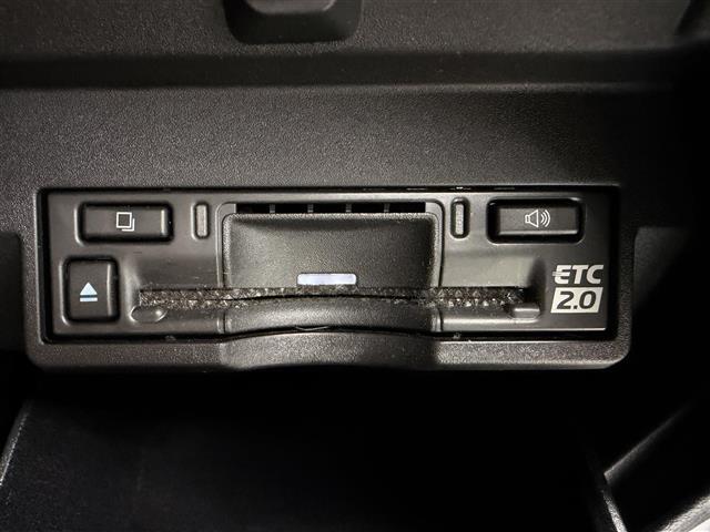 【ETC】有料道路を利用する際に料金所で停止することなく通過できる、ETC車載器（ノンストップ自動料金収受システム機器）が装備されています。セットアップを行うことで利用可能になります。