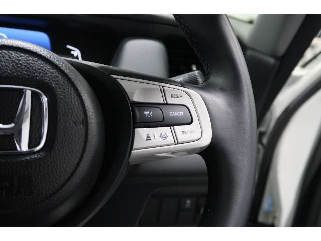 Hondaセンシングの機能のひとつ、アダプティブクルーズコントロール付！アクセルから足を離しても設定したスピードと前車との車間を保ち走行してくれます！車線維持もアシスト☆高速道路で疲労軽減ですね☆