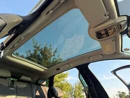 パノラミック・ガラスルーフになります！ゆったりと座席に座りながら空を眺めることができます！