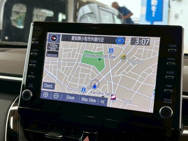 【純正ディスプレイオーディオ】FM・AMラジオやブルートゥース接続など多彩な機能を併せ持っており、インパネ周りがすっきりしてますね！ナビ機能やDVD/CD再生も可能です。