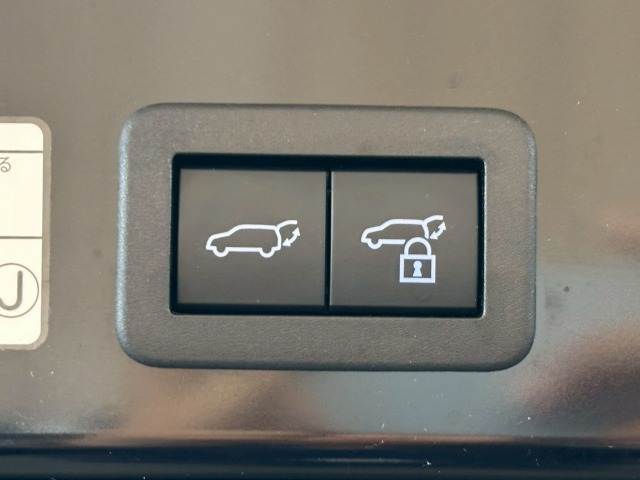 【電動リアゲート】ボタンひとつで大きなゲートも簡単に開閉可能です。背の高いSUVならではの装備は嬉しいですね。
