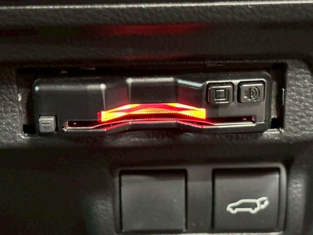 【ETC車載器】を装備しておりますので、ご納車直後からの遠距離ドライブも可能です。土日の利用料金の割引や、朝夕の通行料金を割引料金で高速道路をお楽しみいただけます。