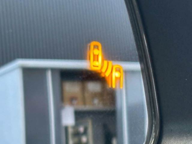 【ブラインドスポットモニター（BSM）】車線変更時に車両後方から来る車両を検知し安全をサポートする装置です。