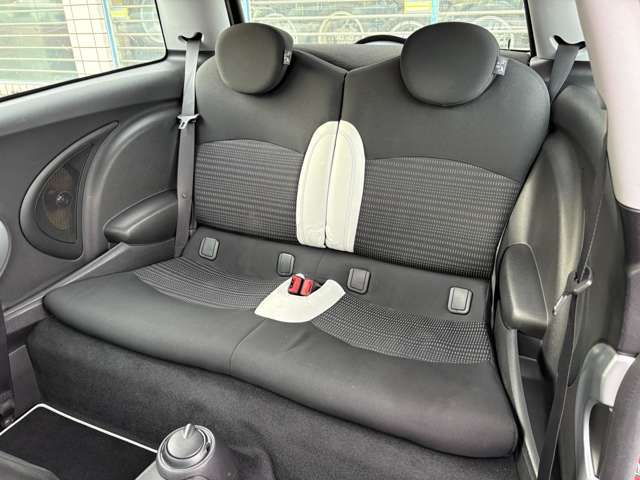 後席のシートもキレイな状態です♪汚れがちなフットマットもキレイな状態です♪