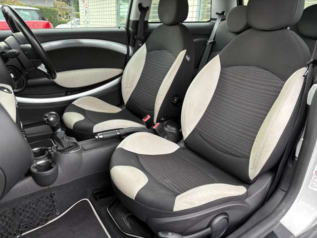 助手席のシートもキレイな状態です♪シートの質感も良く座り心地もとても良いのでリラックスしてお座り頂けます♪