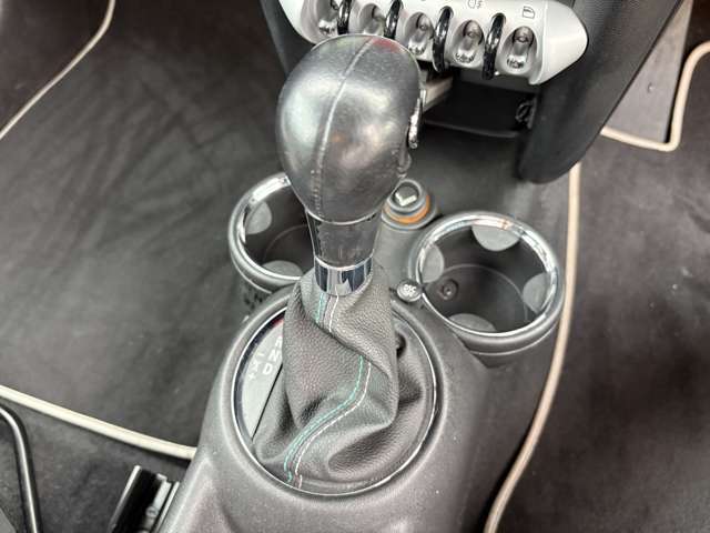 シフトはシンプルなデザインで握りやすく操作もしやすいです♪マニュアルモードも搭載されておりますのでスポーティーな走行もお楽しみ頂けます♪