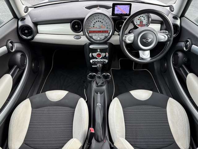 カムデン専用インテリア♪内装はブラックを基調としたシックで落ち着いた雰囲気の車内になっております♪パネルやスイッチ類には目立つキズや汚れ等も無くキレイな状態です♪