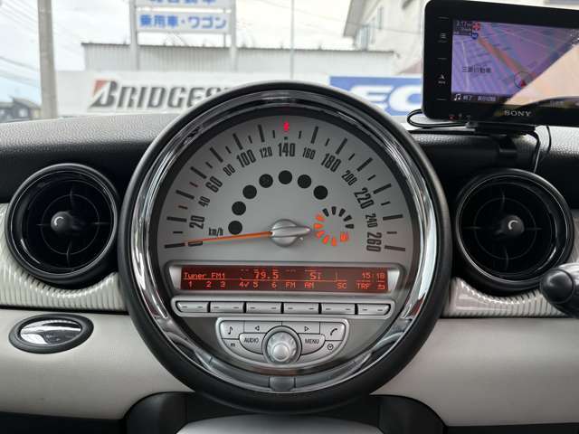 MINIのアイデンティティーともいえるセンターに配された大きな丸形メーター♪オシャレなデザインで外から見ても中から見ても楽しくなるのがMINIのいいところです♪