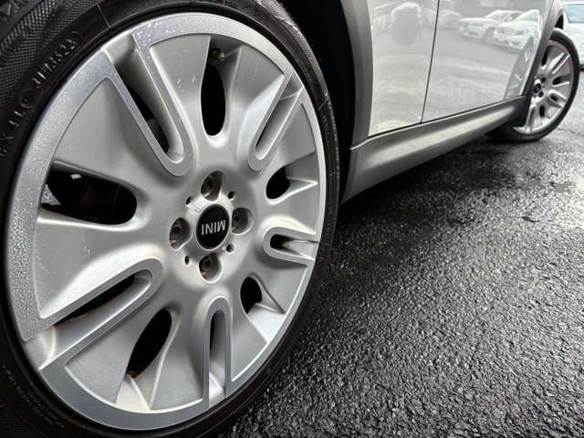 カムデン専用の軽量17インチアルミホイールが装備されております♪ホイールにはガリキズやブレーキダスト汚れも少なくとてもキレイな状態となっております♪
