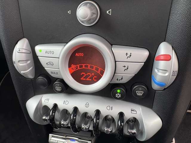 エアコンはAUTOエアコンになっております♪パネルやスイッチ類にキズや汚れ等も無くとてもキレイな状態です♪