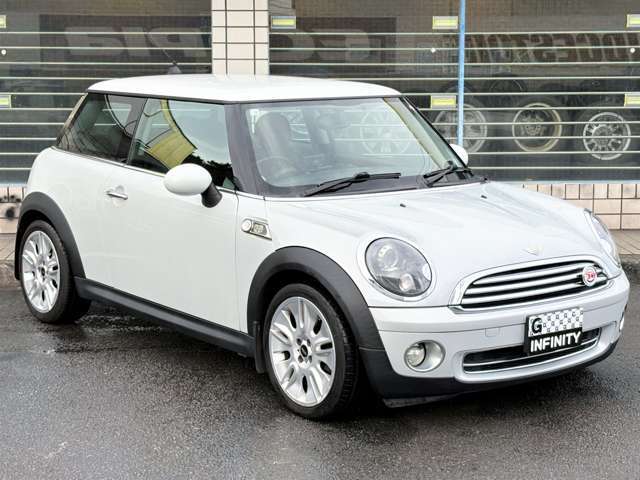 ボディーカラーは ホワイトシルバー になります♪ボディーは背景が映り込む程艶やかでキレイな状態です♪ボディーコーティングでさらにキレイになりますのでご興味がありましたらご相談ください♪