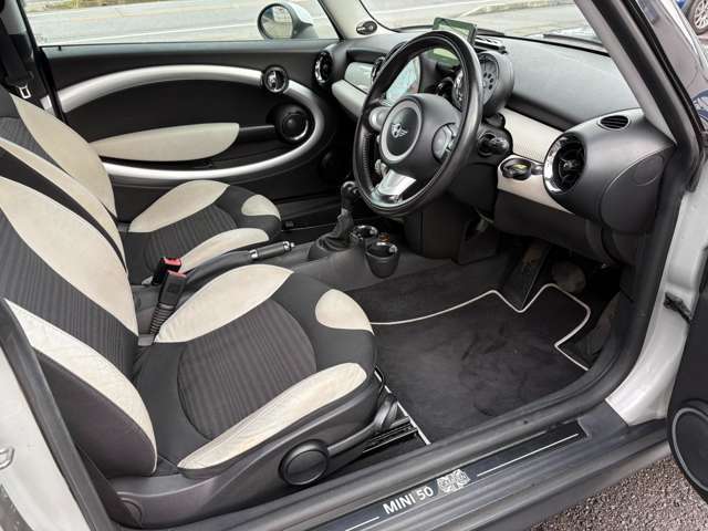 運転席は足元も広々♪シートリフターも装備されておりますので運転しやすいポジションに調整出来ます♪安全運転はまず正しい姿勢から♪