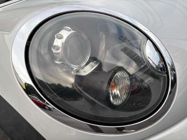 インナーブラックのプロジェクターヘッドライト♪ヘッドライトはクリアでキレイな状態です♪HIDヘッドライトですのでハロゲンタイプよりも明るく夜間の視界も良好です♪