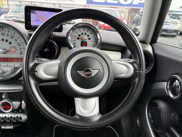 本革巻きステアリングには目立つ擦れやキズ等もなくとてもキレイな状態です♪手になじみ握りやすく操作もしやすいです♪