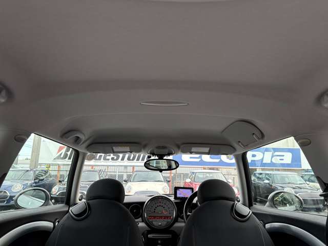輸入車にありがちな天張りの剥がれや垂れ等もなくキレイな状態です♪清潔感の有る車内となっております♪