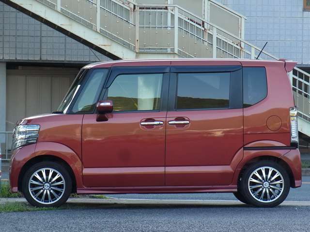 車検を受けてのお渡しです。車検代、重量税、自賠責保険料等含めたものがお支払総額です（他府県登録費、陸送費等は除く）。　車両本体価格に車検費用を含んでいないため掲載規約上「検無」という表記になります。