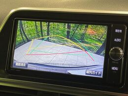 【バックカメラ】駐車時に後方がリアルタイム映像で確認できます。大型商業施設や立体駐車場での駐車時や、夜間のバック時に大活躍！運転スキルに関わらず、今や必須となった装備のひとつです！