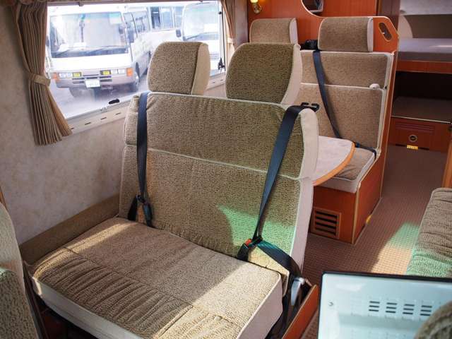 2列目・3列目は前向き乗車が可能です！3点式シートベルト付き！