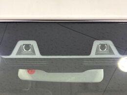 【エマージェンシーブレーキ】走行中に前方の車両等を認識し、衝突しそうな時は警報とブレーキで衝突回避と被害軽減をアシスト。より安全にドライブをお楽しみいただけます。