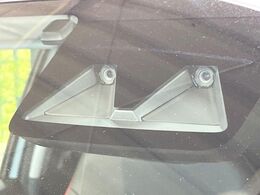 【スマートアシスト】走行中に前方の車両等を認識し、衝突しそうな時は警報とブレーキで衝突回避と被害軽減をアシスト。より安全にドライブをお楽しみいただけます。