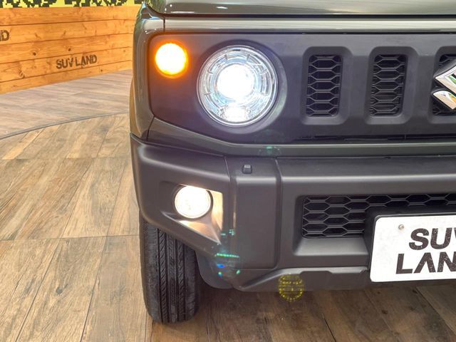 【LEDヘッドライト】悪天候や夜間走行時も良好な視界を確保し安心して運転できる高輝度LEDヘッドライトを装備！点灯速度が早く、消費電力も抑えられています。