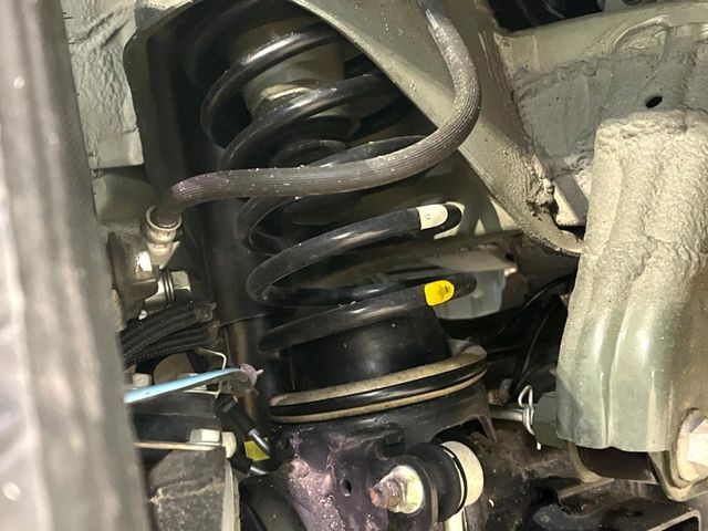 お車を安心してお乗りいただく為には、足回りの定期点検が欠かせません。サービスサポート（有償保証）では無料点検もご提供しており、安心のカーライフをお過ごしいただけるサポート体制が整っています。