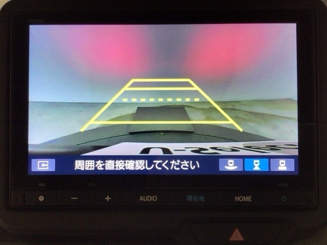 【バックカメラ】運転が苦手な方も車庫入れラクラクです！ギアをリバースに入れれば自動的に切り換わりますので、面倒な操作は不要です♪狭い駐車場もお車を傷つけず安心ですね！