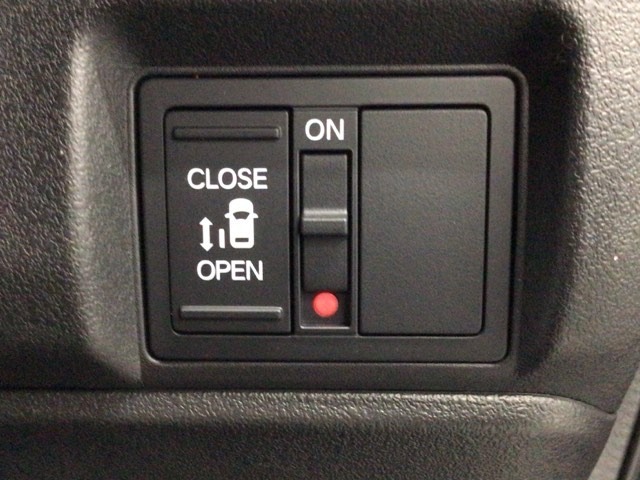 【パワースライドドア】助手席側がパワースライドドアになっており、運転席のスイッチやスマートキーでも開閉が可能です！開口部も広いので乗り降りも楽々♪