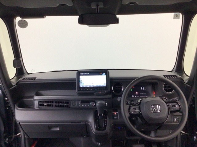 【前方視界】開放的な前方視界！運転がしやすく疲れにくいです♪窓が大きく、見通しがとっても良いおクルマですよ♪