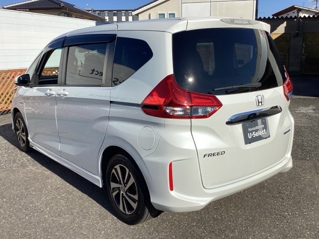 自社整備工場で点検整備をおこなってからお渡ししています。車検が残っている場合は『12ヶ月点検整備』を、車検整備付きの場合は『車検整備』をおこないます。整備費用は車両本体価格に含まれています。