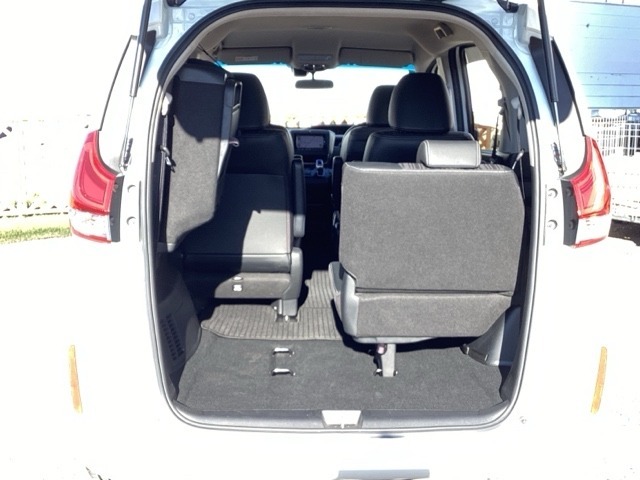 自社整備工場で点検整備をおこなってからお渡ししています。車検が残っている場合は『12ヶ月点検整備』を、車検整備付きの場合は『車検整備』をおこないます。整備費用は車両本体価格に含まれています。