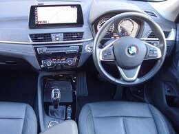 ◆インスツルメントパネルやインテリアトリムなどは、調和しなが洗練された室内を作り上げ、スイッチ類によって、優れた操作性をも実現。ドライバーの視線や動線を考え、人間工学に基づきデザインされています◆