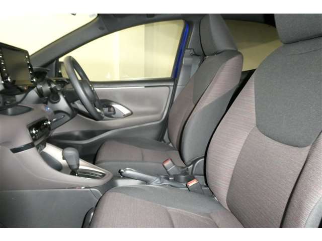 高いホールド性で運転姿勢が安定します。長距離ドライブでも疲れにくいのが魅力です。快適なドライビングライフをお送りください♪