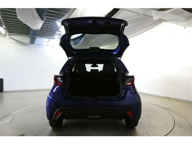 バックドアを上げた状態です。シートのアレンジ次第で荷室のスペースが広くなります！用途に合わせて快適な室内を！