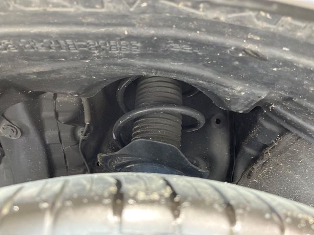 お車を安心してお乗りいただく為には、足回りの定期点検が欠かせません。サービスサポート（有償保証）では無料点検もご提供しており、安心のカーライフをお過ごしいただけるサポート体制が整っています。