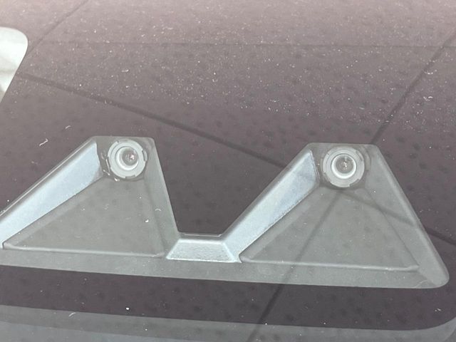 【スマートアシスト】走行中に前方の車両等を認識し、衝突しそうな時は警報とブレーキで衝突回避と被害軽減をアシスト。より安全にドライブをお楽しみいただけます。