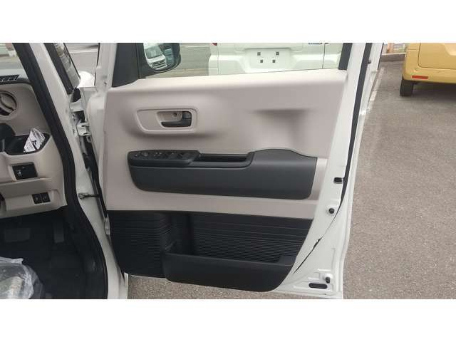 運転席はオートパワーウィンドウになってます。