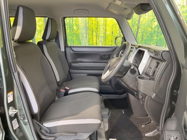 運転席シート廻りは使用感も少なく、良好な状態となっています。丁寧に使われていたことがよくわかりますね。