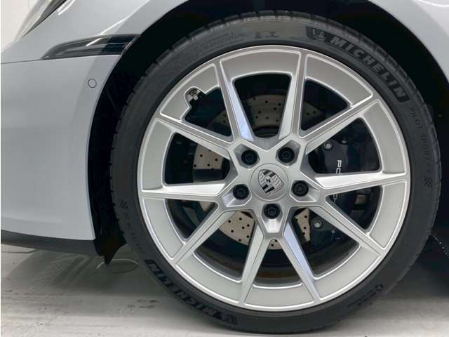 点検・車検・整備・架装など、最新設備の整った自社工場で安心してメンテナンスができます。遠方の方はグループの店舗に併設した整備工場でメンテナンスをお受けすることも可能です。