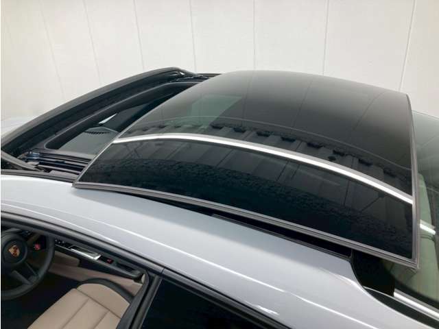 PORSCHEロゴLEDドアカーテシライト　/　Exclusive Designフューエルキャップ　/　ヘッドレストポルシェクレスト　/　シートヒーター　/　360°カメラ　/　ドラレコ前後