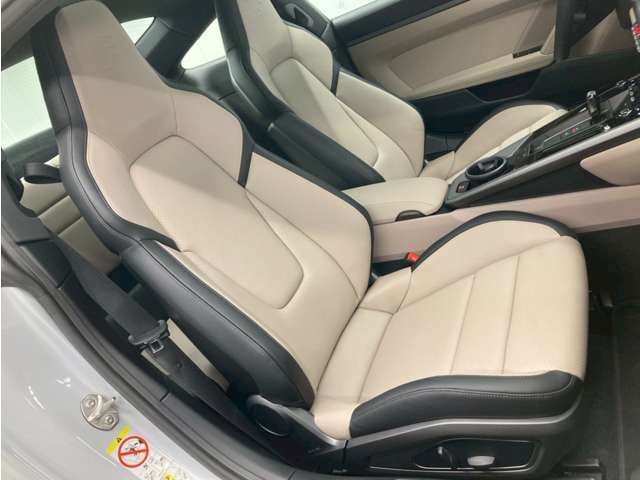 20・21インチcarrera S ホイール　/　スポーツシートプラス(4way電動)　/　ツートーンパーシャルレザーインテリア(ブラック/チョークベージュ)　/　911ロゴ(ハイグロスブラック塗装)